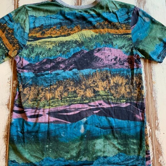 The Nike Tee Dri Fit Landscape Shirt - Picture 5 of 6